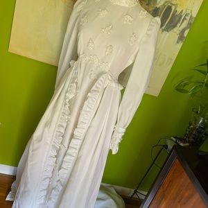 Beautiful winter wedding gown and veil